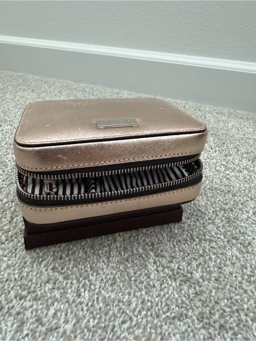 Henri Bendel jewelry case. - Picture 5 of 7